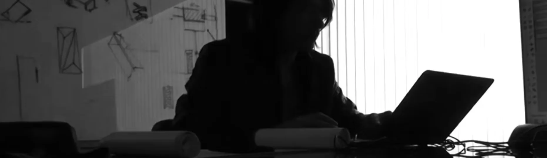 Didier Rincón trabajando en el estudio, a contraluz, entre bocetos